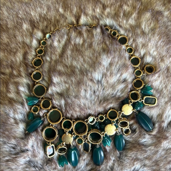 Elegant Green Statement Necklace - Picture 7 of 13